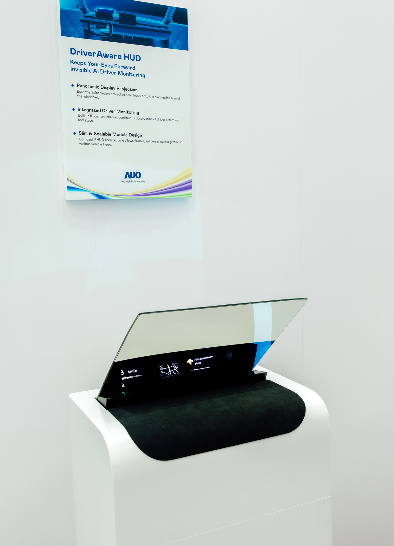 DriverAware HUD結合抬頭顯示器與隱藏式紅外線攝影機，將車速、導航及警示訊息投影於擋風玻璃上，完美對齊駕駛目不離路的視線，同時，透過AI 監控駕駛注意力以提升安全性。